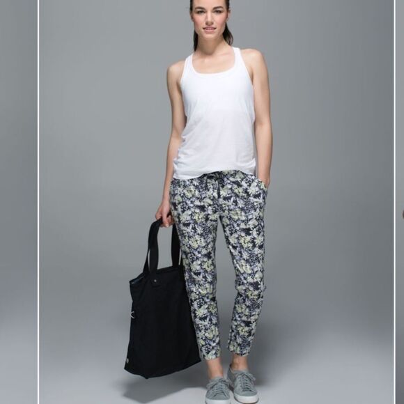 LULULEMON Jet Crop *Luxtreme (Slim) in Crosscourt Petal Black Clarity Yellow, 8 - Picture 5 of 16